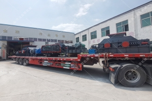 1200*1200雙齒輥破碎機，兩臺900*900軌道移動(dòng)雙齒輥破碎機發(fā)往云南